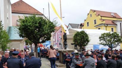 Bild: mng
Groß ist der Zuspruch der Besucher beim diesjährigen Pfarrfest. Schon beim Frühschoppen kommen viele nette Gespräche zustande.