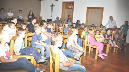 Bild: es
Die Kinder der Krabbelgruppe und des Kinderhauses "St.Martin" sind vom Kasperltheater im Pfarrheim begeistert. Die Drittklässler zeigen das von Judith Winderl einstudierte Stück am Jodokritt-Sonntag noch zwei Mal im Pfarrheim.