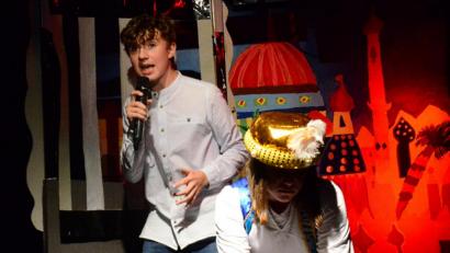 Bild: Kunz
Aladdin (Ariane Schwemin) ist verzweifelt. Seine Wunderlampe wurde ihm gestohlen. Rapper Jakob Engel fasst den Fortgang musikalisch zusammen.