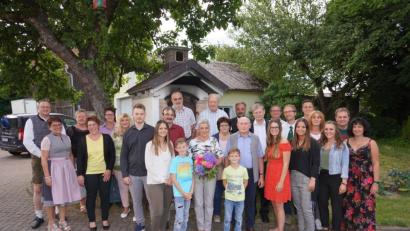 Bild: fvo
Josef Dobmeier (vorne Mitte) feiert mit Freunden und Familie 80. Geburtstag.