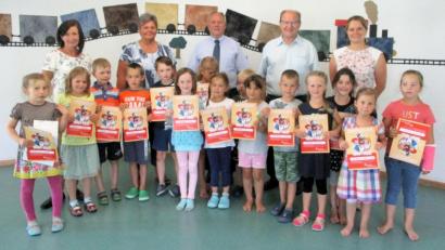Bild: bjo
Stolz zeigen die Kinder ihre Urkunden. Mit ihnen freuen sich (von links) Kursleiterin Claudia Röhrer, Leiterin Sabine Galli, Hans Luschmann von der Sparkasse, 3. Bürgermeister Hubert Blödt und Julia Wolfsteiner.