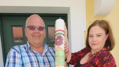 Bild: ubb
Maria Heinrich, Kerzendesignerin aus Waldsassen, hat für den Markt Neualbenreuth eine Wallfahrtskerze für die erste Wallfahrt von Neualbenreuth aus kreiert. Jetzt hat sie Bürgermeister Klaus Meyer die Kerze vorbeigebracht.