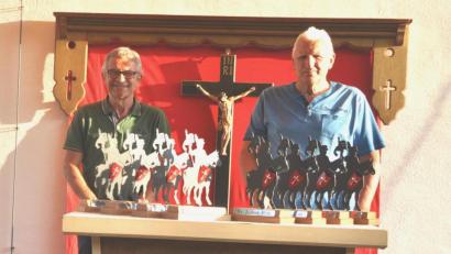 Bild: es
Hans Ebnet (rechts) und Heimatfreund Josef Grötsch (links) ist es zu verdanken, dass es zum St.Jodok-Ritt in diesem Jahr einen neuen wetterfesten Altar geben wird. Ebnet hat außerdem neue Reiterfiguren für die Ehrung langjähriger Mitreiter geschaffen.