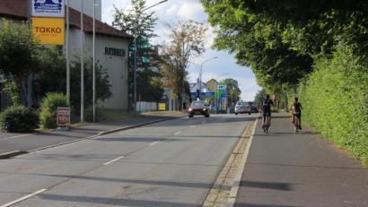 Bild: kro
Die Mitterteicher Straße erhält im August vom Kreisverkehr bis hin zur Ampel eine neue Asphaltdecke.