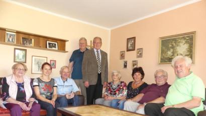 Bild: rn
Josef Roth (Dritter von links) feiert mit Bürgermeister Klaus Lehl (stehend, von rechts), Seniorenbeauftragtem Udo Müller, (von rechts) Manfred Neumann, Arnold Mirwald (beide Katholischer Männerverein), Edeltraud Gradl (Gesellschaft "Frohsinn"), Ehefrau Anna-Maria sowie (von links) Schwester Rosa und Tochter Christine seinen 80. Geburtstag.