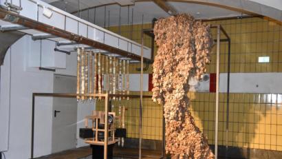 Bild: mip
Die Skulptur „Ich/Verwurstelung“ (rechts) besteht aus Teebeuteln, die der Künstler Marcus Kaiser in den vergangenen 30 Jahren während seiner Ausstellungen gesammelt hat. Sie erinnert an einen überdimensionalen Insektenstock.