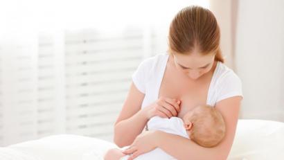 Bild: JenkoAtaman – stock.adobe.com
Stillen ist nicht nur gesund: Die innigen Momente zwischen Baby und Mama sind ebenfalls unbezahlbar.