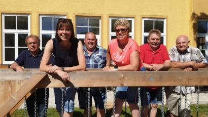 Bild: bjp
Die Patenschaft der Pressather SPD für den Spielplatz am Weihertürl geht in die Verlängerung: Auch nach der Umgestaltung zum Generationenspielplatz will sich der Ortsverein (Zweite von links: Vorsitzende Sabine Eichermüller) um die Anlage kümmern.