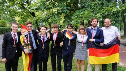 Bild: Timotheus Hell
Die Vizeweltmeister freuen sich über ihre Medaillen (von links): Jonas Landgraf (Teamleiter), Frederik Gareis, Fabian Henn, Fabio Briem, Berin Becic , Saskia Drechsler, Michael Steck (Teamleiter) und Florian Ostermeier (Leiter des nationalen Wettbewerbs GYPT).