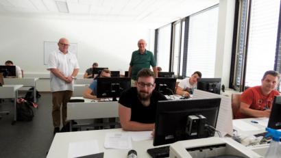 Bild: Ulla Britta Baumer
Die Studiendirektoren Hartmut Seidler (Fachberater für besondere Aufgaben, stehend links) und Dr. Hermann Körner (stellvertretender Schulleiter, stehend Mitte), freuen sich, in den EDV-Schulen nun auch den begehrten Berufszweig "Informatiktechniker" anbieten zu können.