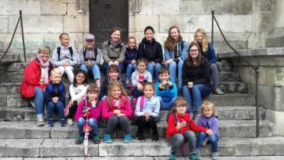 Bild: exb
Die Kinder des Poppenrichter Bibeltreffs wandelten mit ihren Betreuerinnen in Regensburg auf den Spuren der Dombaumeister.