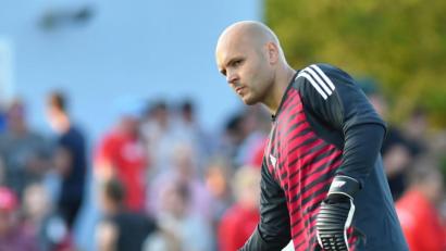 Bild: A. Schwarzmeier
Weidens Keeper Matthias Götz (rechts) musste Lukas Wiesnet von der SV Grafenwöhr nach Spielschluss trösten.