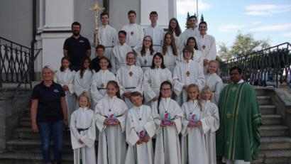 Bild: wro
Die neuen Ministranten Sophia Gleißner, Tim Kellner, Nina Löw und Anna Zwerenz (vorne – ab Zweite von links) wurden von Pater Martin (rechts) vorgestellt. Betreut werden die Minis von Silke Bächer und Markus Konz.