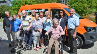 Bild: fz
Alfons Stangl und Tanja Hochholzer von der Sparda-Bank-Filiale Weiden übergeben den Schlüssel an HPZ-Aufsichtsratsmitglied Daisy Brenner (von rechts).