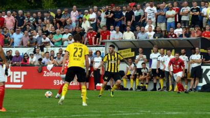 Bild: exb
Da wurde es ziemlich eng im Stadion: Die offizielle Zuschauerzahl beim Bayernliga-Derby DJK Vilzing (gelbe Trikots) gegen den ASV Cham lag bei 2800.