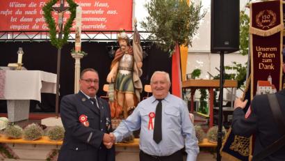Bild: bnr
Mit einem ganz besonderen Erinnerungsgeschenk überraschte Franz Paulus (rechts) seine Feuerwehrkameraden. Die Statue des heiligen Florian findet einen Ehrenplatz im Feuerwehrhaus, versicherte Vorsitzender Markus Muntanjohl.