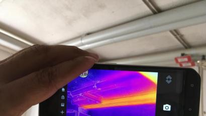 Bild: räd
Wo fließt das Warmwasser? Die Wärmebildkamera des Smartphones verrät es.