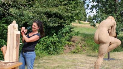 Bild: kar
Bildhauerin Martina Kreitmeier führte ihre Arbeit vor und gestaltete eine Holzskulptur.