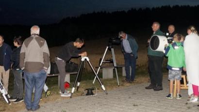 Bild: weu
Ab 22 Uhr ging es los mit der Verdunkelung des Mondes. Viele Freunde der Astronomie beobachteten die astronomische Besonderheit auf der Anlage der Sternwarte.