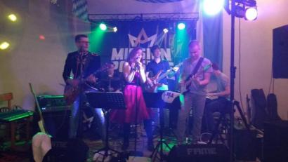 Bild: gz
Die fünf Jungs von "Mission Possible" rocken mit Sängerin June Valentine den Festsaal am Kommunbrauhaus.