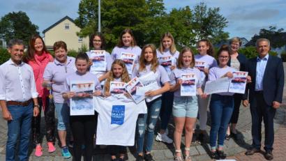 Bild: jr
Geehrt und mit Geschenken belohnt wurden am Mittwochvormittag die vielfach erfolgreichen Schwimmerinnen der Mittelschule Mitterteich. Den erfolgreichen Mädchen gratulierten (von links) Leitender Schulamtsdirektor Rudolf Kunz, Elternbeirätin Birgit Bleistein und Trainerin Brigitte Pfennig sowie (von rechts) Bürgermeister Roland Grillmeier und Schulleiterin Gisela Kastner.