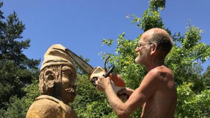Bild: wec
Bürgermeister Josef Gilch besucht den Carver Karl-Heinz Stoiber, der am Meilerplatz einen lebensgroßen Köhler aus einer alten Eiche gestaltet – mit Hilfe von ungewöhnlichem Schnitz-Werkzeug.