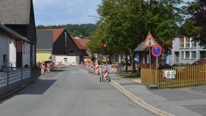 Bild: fz
Da die Ortsdurchfahrt komplett gesperrt wird, wird ein Fußgängerweg entlang der Straße eingerichtet.