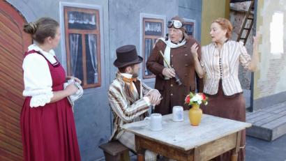 Bild: u
Zum 8. Mal präsentiert der Festspielverein ab heute auf der Freilichtbühne im Hof des Pflegschlosses die „Hirschauer Stückl-Festspiele“. Auf dem Spielplan steht das Volksstück „Die Erbschaft“. Und wenn es um eine Erbschaft geht, sind Konflikte und Intrigen vorprogrammiert. V. l.: Corinna Falk (Wirtin Maria), Christian Gnan (Dr. Thieme), Roland Fritsch (Herr Buche) und Kerstin Ackermann (Frau Wilhelm).