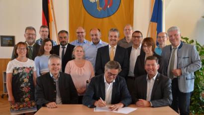 Bild: dob
Im Vohenstraußer Rathaussaal haben sich die Vertreter der Kommunen zur Gründung der ILE (Integrierte Ländliche Entwicklung) im östlichen Landkreis Neustadt/WN zusammengefunden, einen Vorstand ernannt und die Satzung unterzeichnet. Eslarns Bürgermeister Reiner Gäbl (sitzend, Mitte) wird Vorsitzender. Der Pleysteiner Stadtbürgermeister Rainer Rewitzer (rechts) und Flossenbürgs Marktoberhaupt Thomas Meiler (links) Stellvertreter.