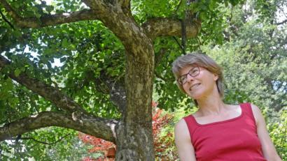 Bild: Gabi Schönberger
Susanne Schwab hat in ihrem eigenen Garten auch alte Bäume und bietet so viele Lebensräume für Vögel und Insekten.