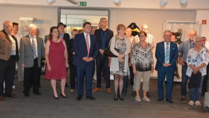 Bild: jr
Zahlreiche Gäste waren am Mittwochnachmittag zur Ausstellungseröffnung ins Museum Mitterteich gekommen, unter ihnen auch Bezirksrat Toni Dutz (Vierter von rechts).