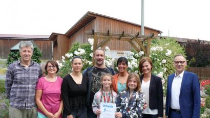 Bild: kgg
Hermann und Margit Döllinger, die Familie Weißenbruch mit Tochter Shakira, Papa Rene, Tochter Payton, Mama Karin und Tochter Cheyenne sowie Inge Frank und Bernd Sommer (von links) bei der Ehrung am Döllinger-Hof.