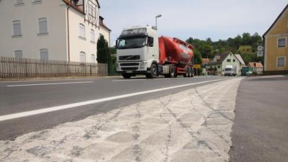 Bild: ge
Neue Rinnen, neues Gesicht: Die Ortsdurchfahrt Weigendorf ist, nach vielerlei Einschränkungen durch die Sanierung der Bundesstraße 14, nun endgültig zukunftssicher.
