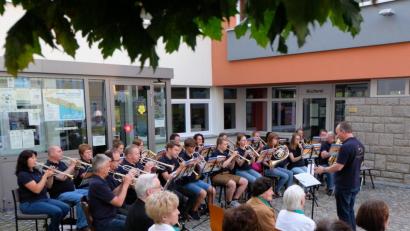 Bild: le
Mit seiner Bläsergruppe überzeugt und erfreut der evangelische Posaunenchor unter Leitung von Wolfgang Lang die Zuhörer bei der Serenade.