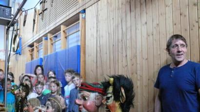 Bild: exb
Ausführlich und anschaulich erklärte Andreas Bille den Kindern nach der Vorstellung seine Marionetten und die Technik, die hinter Bild und Ton steckt.