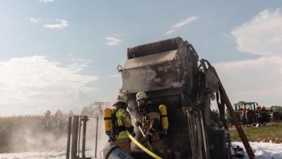 Bild: dtr
Auf einem Feld bei Wendern fing eine Rundballenpresse Feuer. Die Feuerwehr musste mit Schaum löschen.