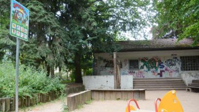 Bild: rg
Für viele Stadträte ist es ein "Schandfleck": Das Handreinigerhäuschen im Max-Reger-Park soll weg, der Spielplatz erweitert werden. Doch fast ein Jahr nach dem ersten Beschluss dazu steht es noch immer.