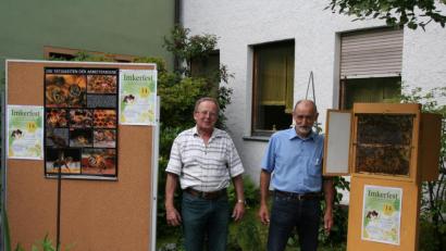 Bild: wfw
Die beiden Vorsitzenden des Imkervereins Schnaittenbach (v. l.) Hans Pröls und Hans Pilarski bei der Eröffnung des Infostands im Rahmen des Hollerfestes im Kräutergarten.