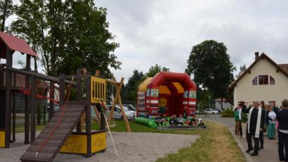 Bild: bej
Pfarrer Eugen Wismeth erteilte dem Mehrgenerationenplatz den kirchlichen Segen und wünschte eine gute und sinnvolle Nutzung der Geräte.