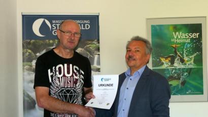 Bild: ils
Geschäftsstellenleiter Bernhard Eigner gratuliert Felix Schreffl zum Dienstjubiläum.