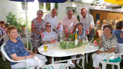 Bild: Hirsch
Vorsitzende Elisabeth Beer-Klatt, Spardabank-Filialleiter Gerhard Eckl, OB Andreas Feller und Spardabank-Vorstandsvorsitzender Georg Thurner (stehend von links) verteilten die Notfalldosen an die Mitglieder des Seniorenbeirats.