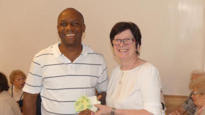 Bild: rn
Monika Stopfer stockt im Namen des Katholischen Frauenbundes das "Eschenbach-Konto" für das Brunnenprojekt von Pfarrer Paul um 200 Euro auf.