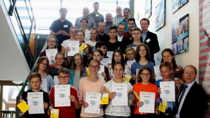 Bild: lg
Schulleiter Ludwig Pfeiffer (rechts) gratuliert den sieben erfolgreichen Forscherteams. Mit auf dem Bild die Juroren und Organisator Johannes Klug (hinten, rechts).