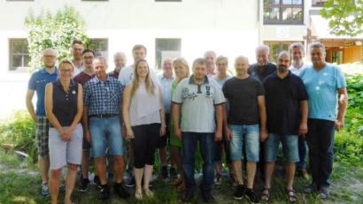 Bild: Jochen Neumann
Die Dorfbewohner brachten sich beim Seminar in die Dorferneuerung mit ein.Mit auf dem Bild (von rechts) Bauamtsleiter Dieter Döppl, Ingenieur Markus Münchmeier sowie Landschaftsarchitekt Albrecht Strohn (vierter von rechts).