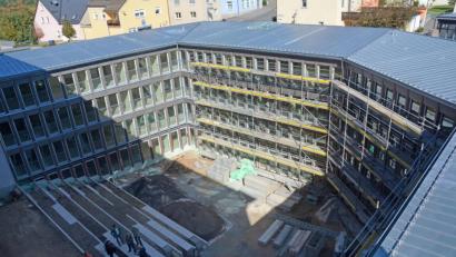 Bild: Gabi Schönberger
Wenn er oder sie aus dem Fenster des Amtszimmers schaut, sieht der Landrat von Neustadt/WN den imposanten Innenhof des neuen Anbaus. Allzu viele Aspiranten auf diesen Ausblick gibt es bislang noch nicht.