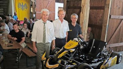 Bild: Dobmeier
Der ADAC mit Vorsitzendem Karlheinz Ach (Mitte) und Otmar Robel (rechts) stellt das neue Jugendkart dem Stadtverband für Leibesübungen mit Präsidenten Reinhard Meier vor.