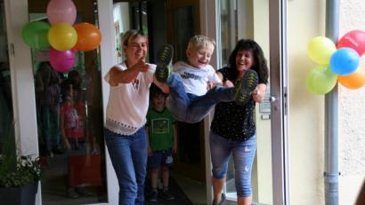 Bild: fpoz
Rauswurf im Kinderhaus: Auch Silke Weinhold (links) und Heike Maier (rechts) hatten Spaß dabei.