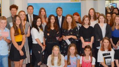 Bild: Regierung der Oberpfalz/Stühlinger
Schüler aus Amberg, Neustadt, Weiden, Tirschenreuth, Erbendorf, Ebnath-Neusorg und Schwandorf wurden für ihre kreativen Forderungen an die Politik beim 66. Europäischen Wettbewerb "YOUrope- Es geht um dich!" ausgezeichnet. Hier die Preisträger aus dem Landkreis Neustadt/WN.
