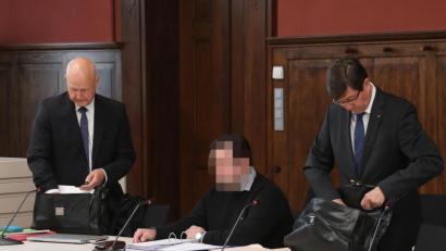 Bild: Wolfgang Steinbacher
Der Angeklagte (Mitte) im Verhandlungssaal des Landgerichts Amberg.