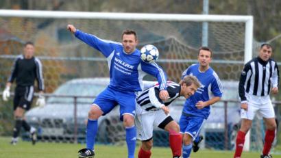 Archivbild: Hubert Ziegler
Ein Bild aus der Saison 2010/11: Damals spielten Daniel Liermann (links) und Martin Kratzer (Zweiter von rechts) gemeinsam für den FV Vilseck. Am Freitagabend stehen sie sich in der Partie des FV Vilseck und SV Raigering als Trainerkollegen gegenüber.